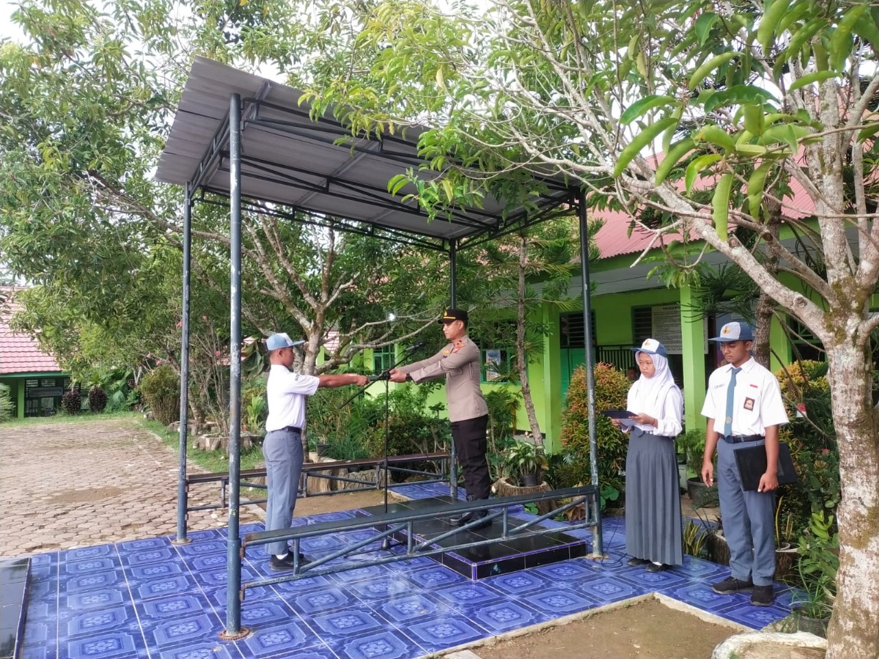 Police Go To School, Kapolsek Giri Mulya Menjadi Pembina Upacara di SMAN 9 Bengkulu Utara
