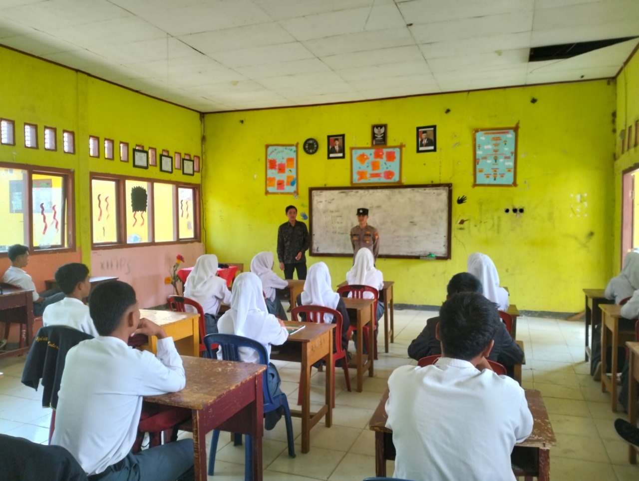 Imbau dan Sampaikan Dampak Kenakalan Remaja, Polsek Padang Guci Hulu Police Goes To School 