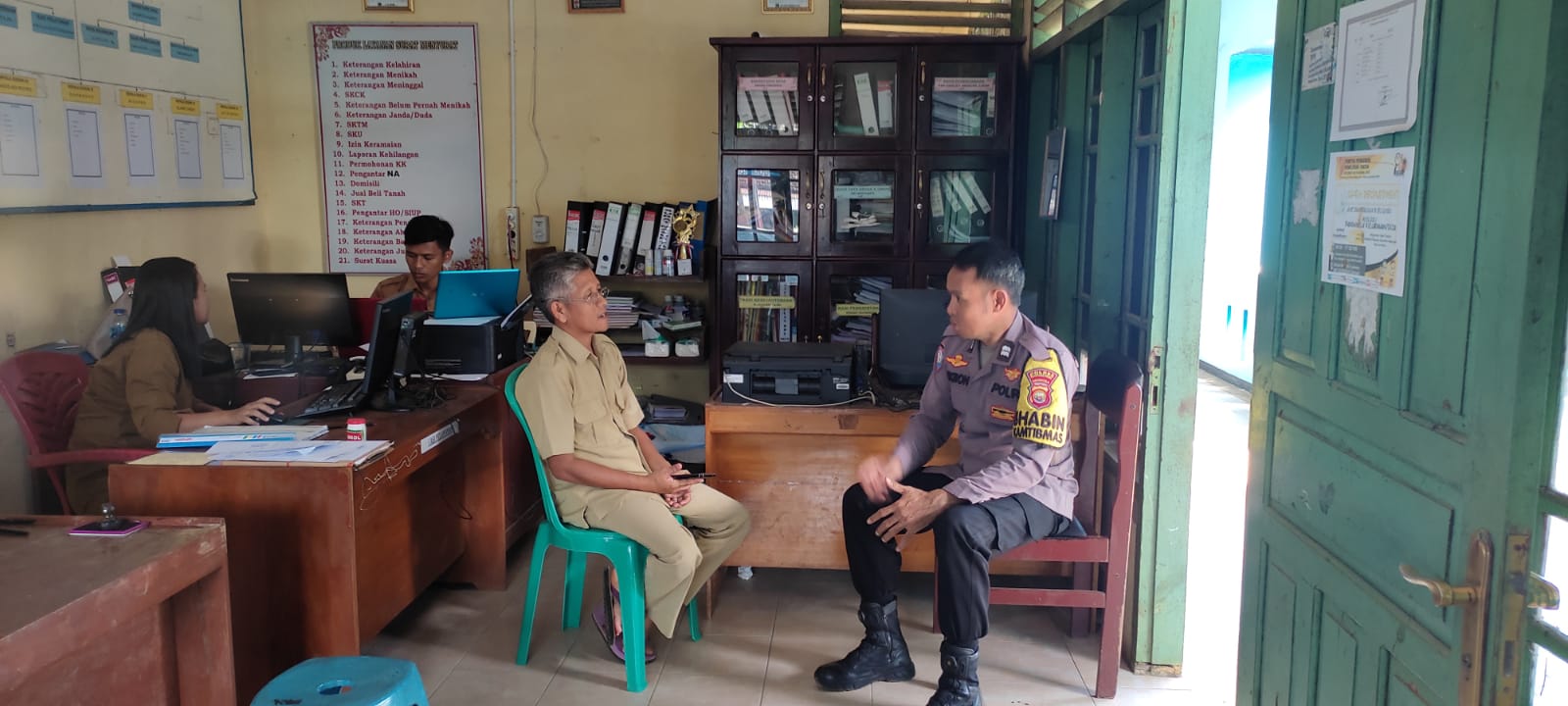 Ini Pesan Bhabinkamtibmas Polsek Padang Jaya Saat Sambangi Kantor Desa
