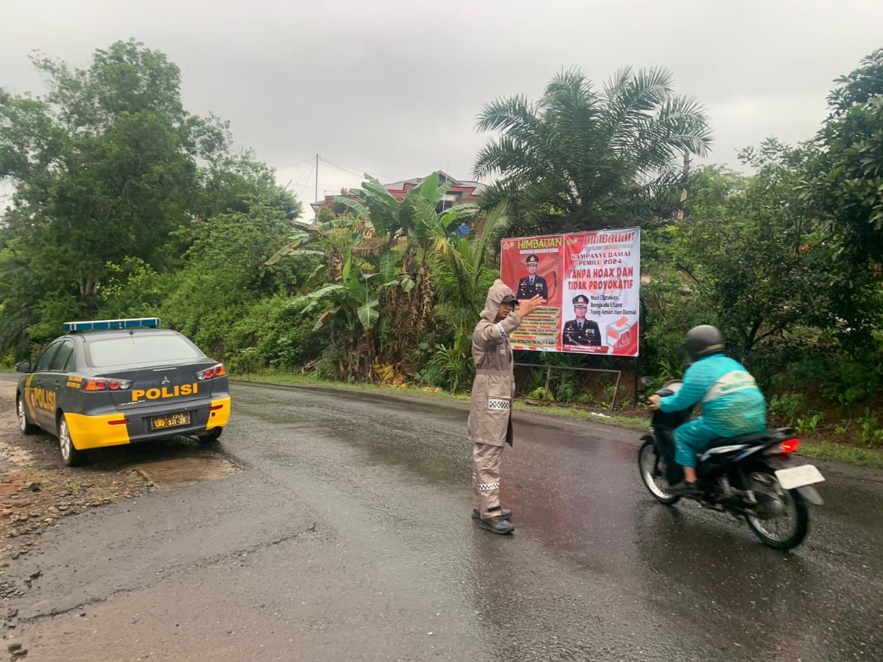Semangat Pagi, Personel Polsek Batik Nau Lakukan Pengaturan Jalan