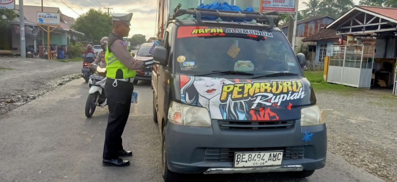Patroli, Satlantas Polres Kaur Samapaikan dan Bagikan Stiker Imbauan