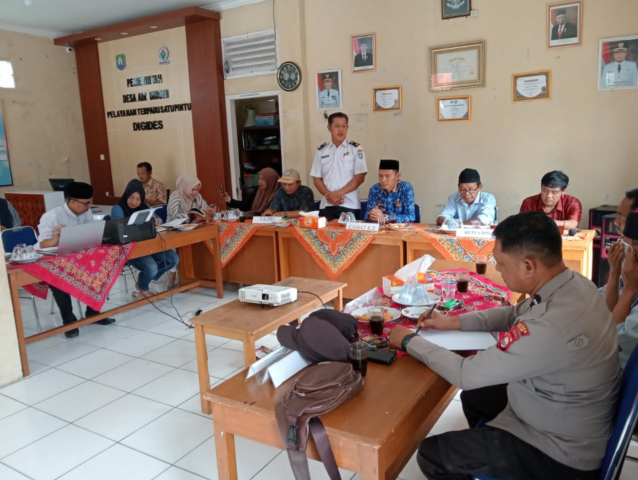 Bhabinkamtibmas Polsek Kaur Selatan Hadiri Musdessus BLT DD Desa Air Dingin 