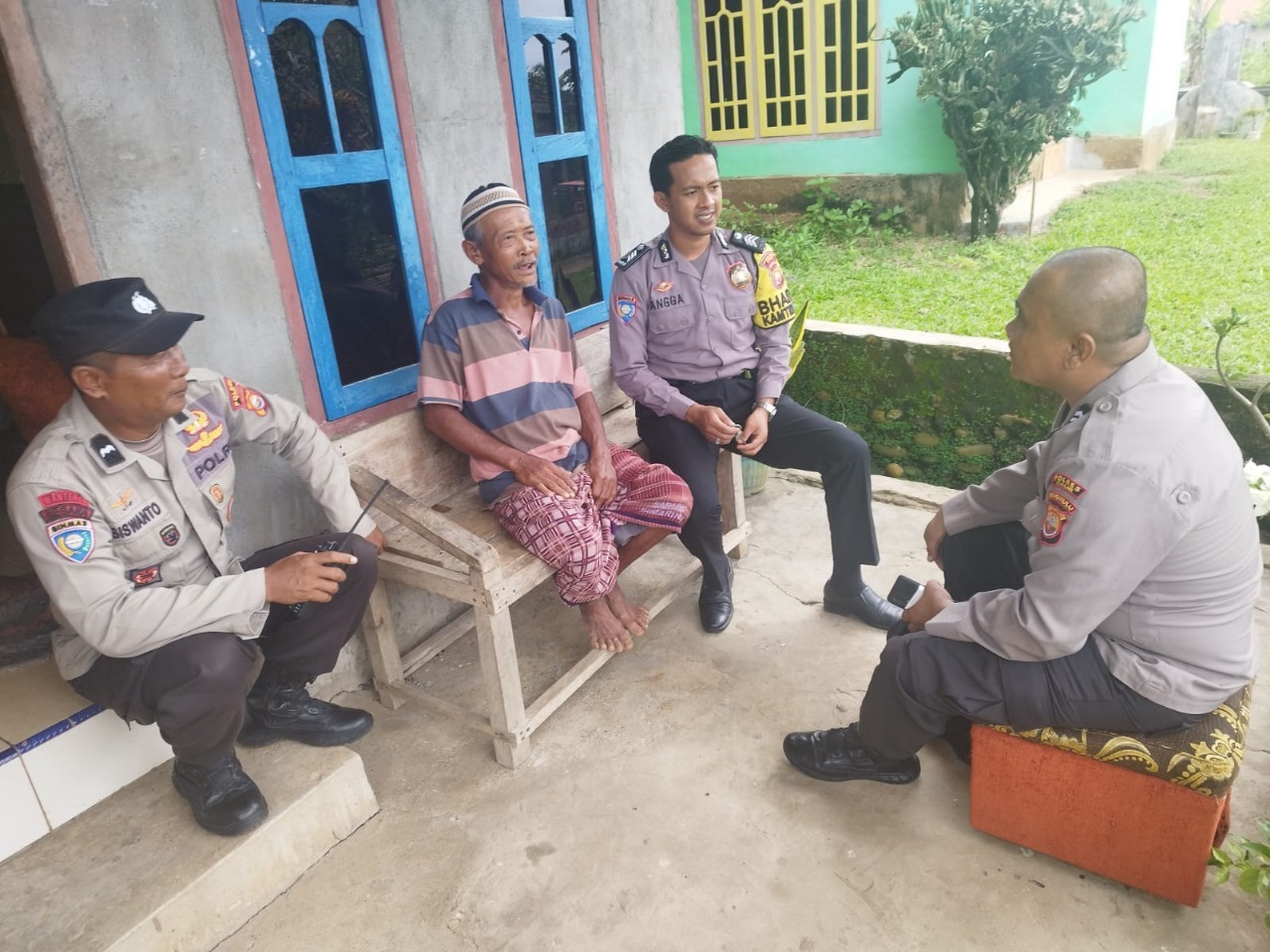 Sambangi Toko Agama di Desa Sinar Mulya, Persoel Polsek Maje Sampaikan Imbauan Kamtibmas 