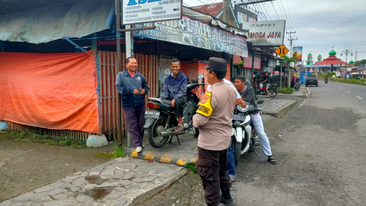 Sambang Dialogis, Bhabinkamtibmas Polsek Curup Sampaikan Imbauan Kamtibmas Jelang Pemilu 2024
