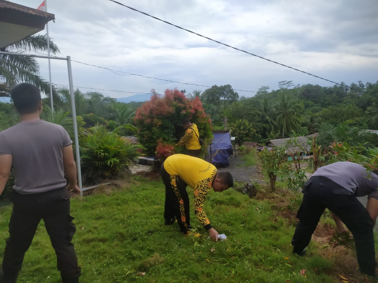 Menjaga Kebersihan dan Kedisiplinan di Lingkungan Kerja Polsek Batiknau Gelar Bersih-Bersih