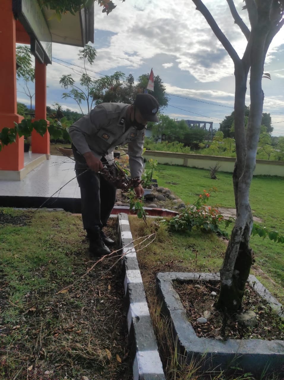 Jaga Keersihan Lingkungan, Polsek Maje Laksanakan Sabtu Lingkungan