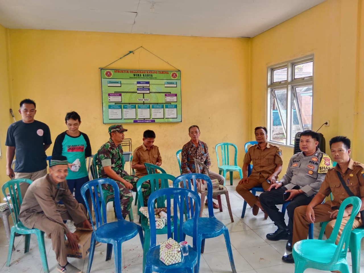 Sinergitas Bhabinkamtibmas dan Babinsa, Sambangi Perangkat Desa Sampaikan Imbauan Kamtibmas