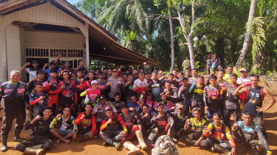 Polsek Giri Mulya Laksanakan Bakti Sosial Bersama Komunitas Pecinta Trail Gaco Mangkat
