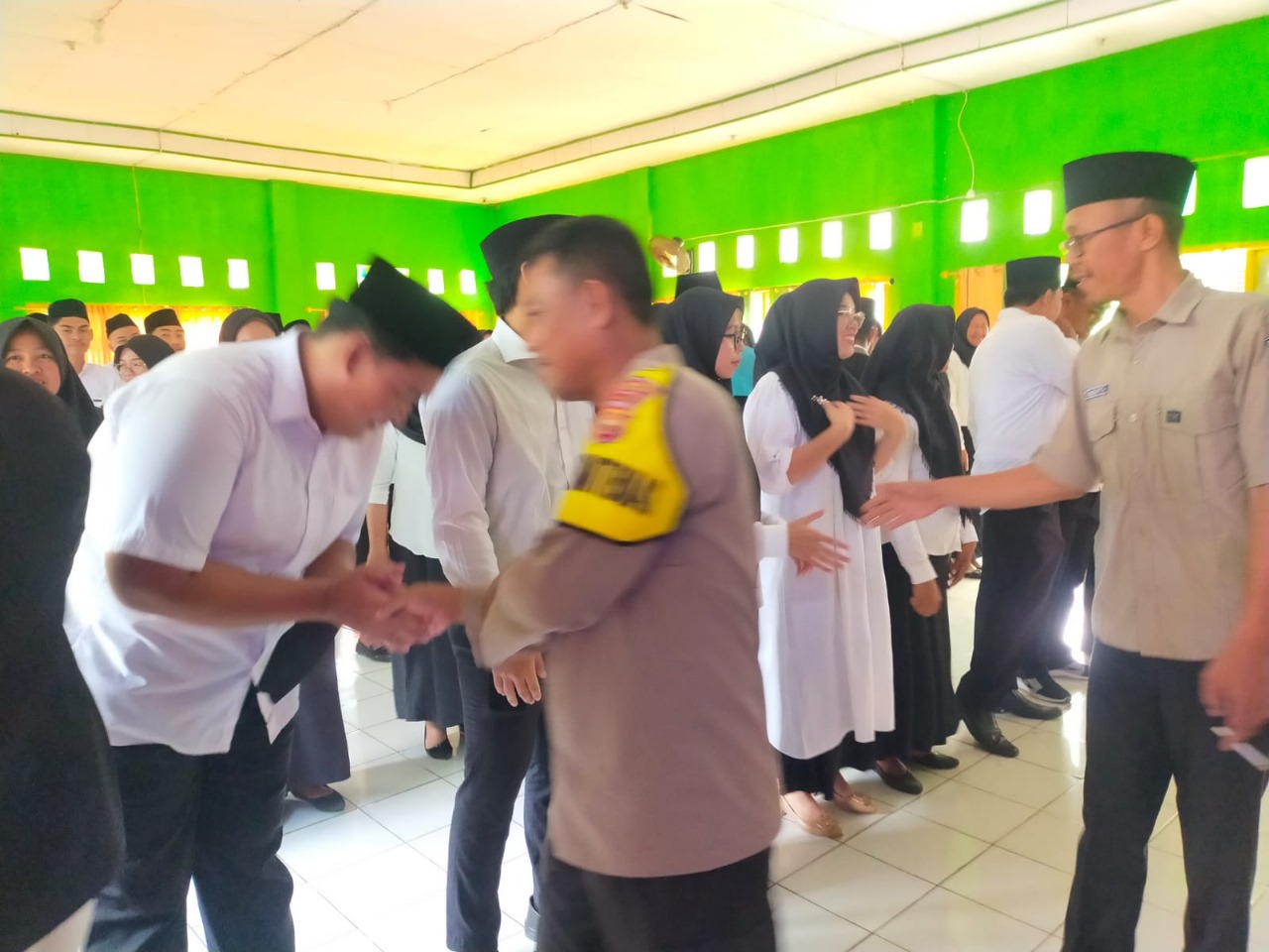 Kanit Intelkam Beserta Bhabinkamtibmas Polsek Kaur Selatan, Hadiri Pelantikan PTPS Se-Kecamatan Kaur Selatan