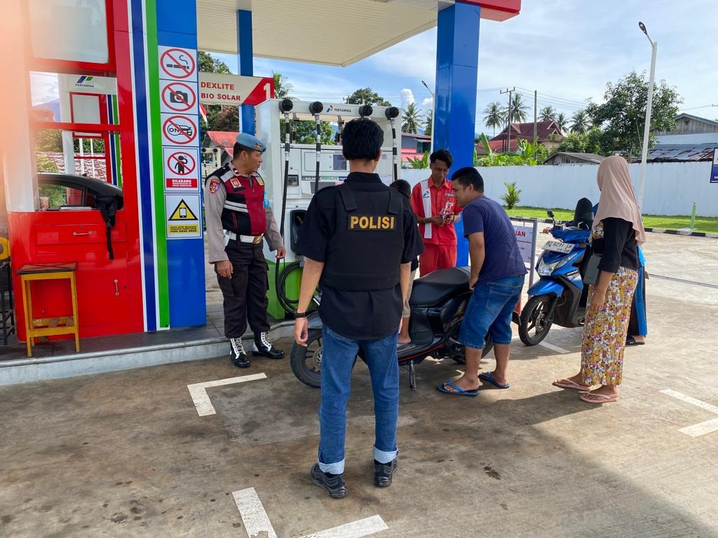 Personel Polsek Kerkap Rutin Cek Stok Ketersediaan BBM di SPBU Desa Perbo