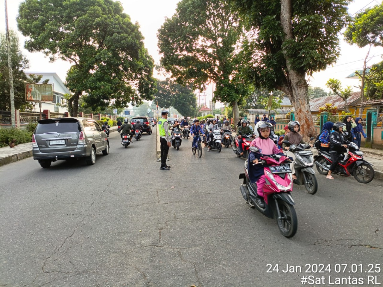 Sat Lantas Polres Rejang Lebong Gatur Lalin Pagi di depan SMPN 01 dan SMAN 01 Curup 