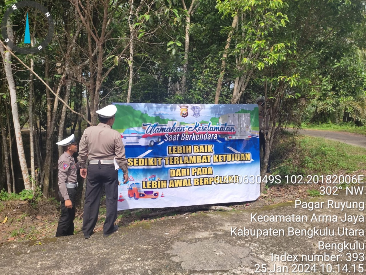Personil Kamsel Sat Lantas Polres BU Pasang Spanduk Keselamatan Berlalu Lintas