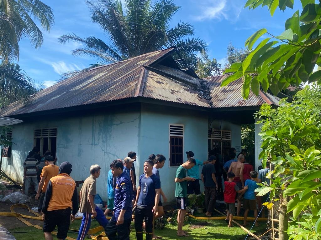 Polsek Tanjung Kemuning Datangi TKP Rumah Warga yang Mengalami Kebakaran 