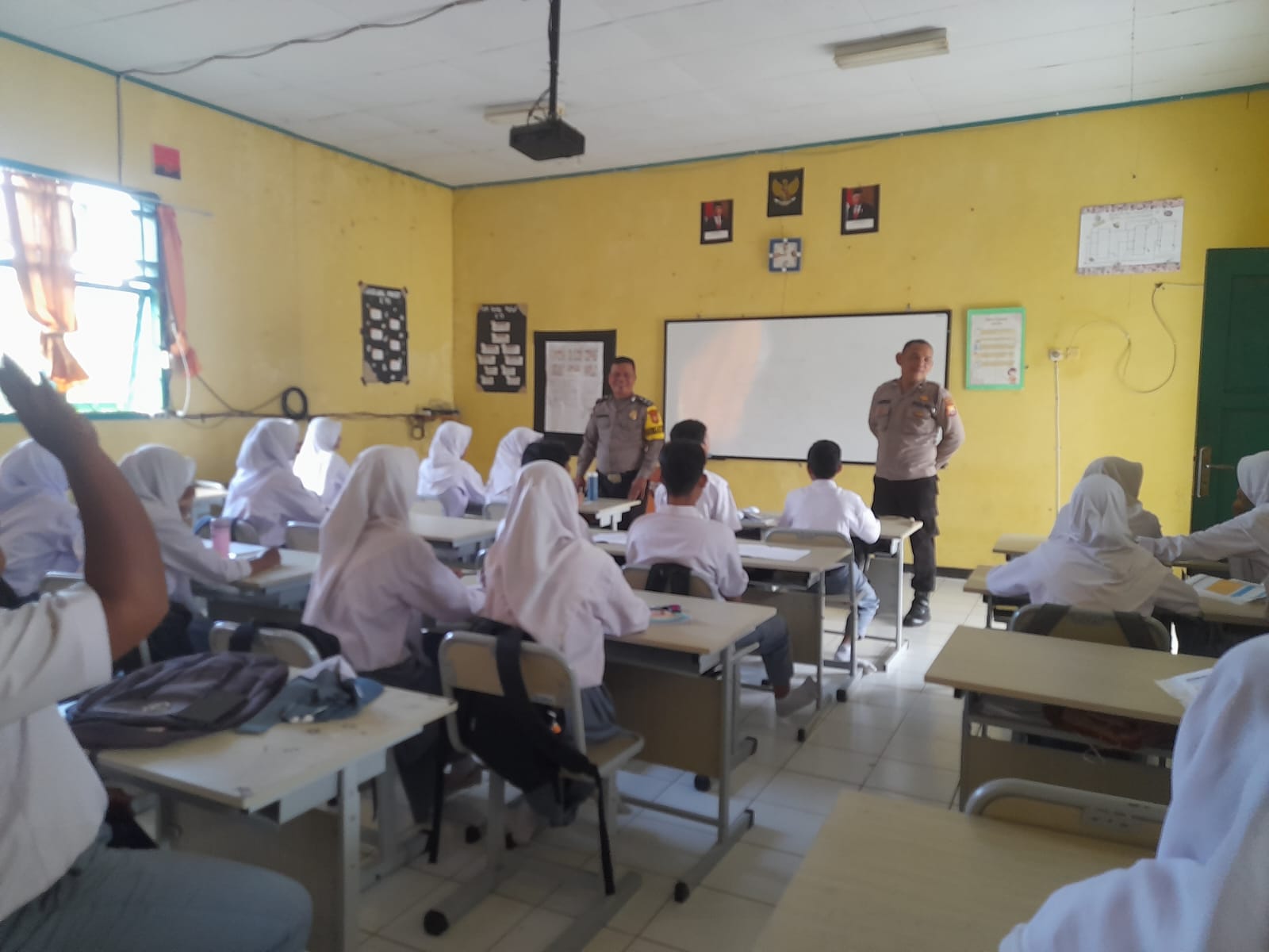Polsek Giri Mulya lakukan sosialisasi dan penjaringan penerimaan anggota Polri di SMKN 11 BU