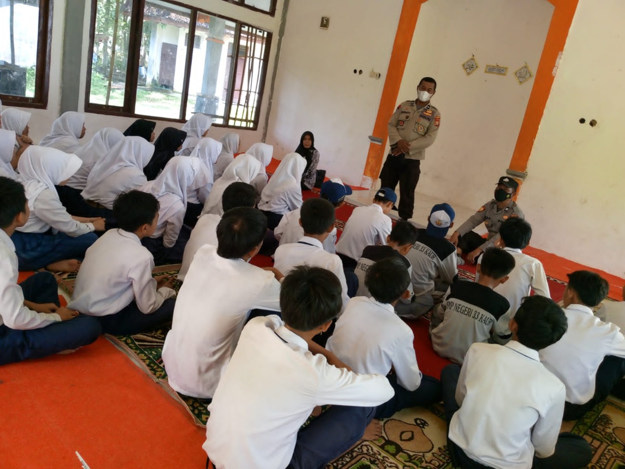 Police Goes To School, Bhabinkamtibmas Polsek Maje Sampaikan Arahan Tertib Berlalu Lintas di SMPN 33 Kaur