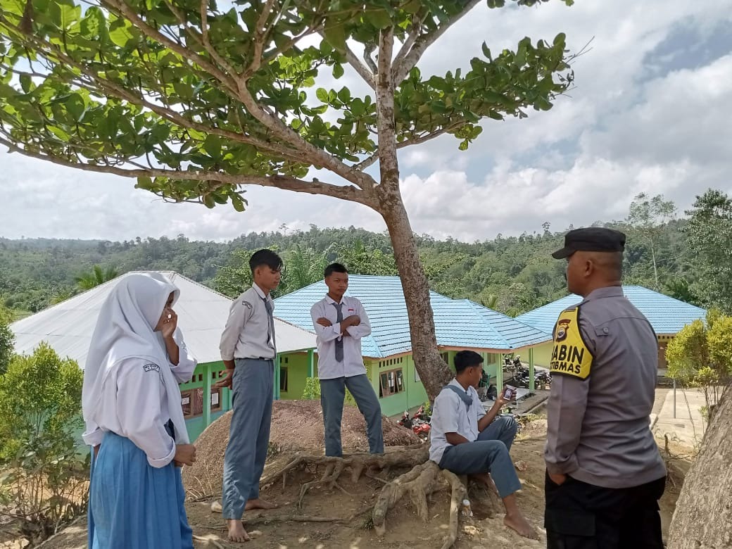 Sambangi SMAN 08 Kaur, Personel Polsek Muara Sahung Sosialisasi Bahaya Narkoba