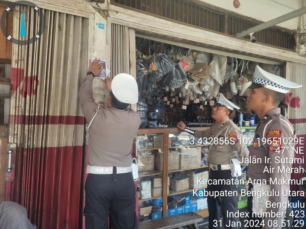 Satlantas Polres Bengkulu Utara Bagikan Stiker Dan Larang Masyarakat Menggunakan Knalpot Tidak Sesuai Spesifikasi Teknis