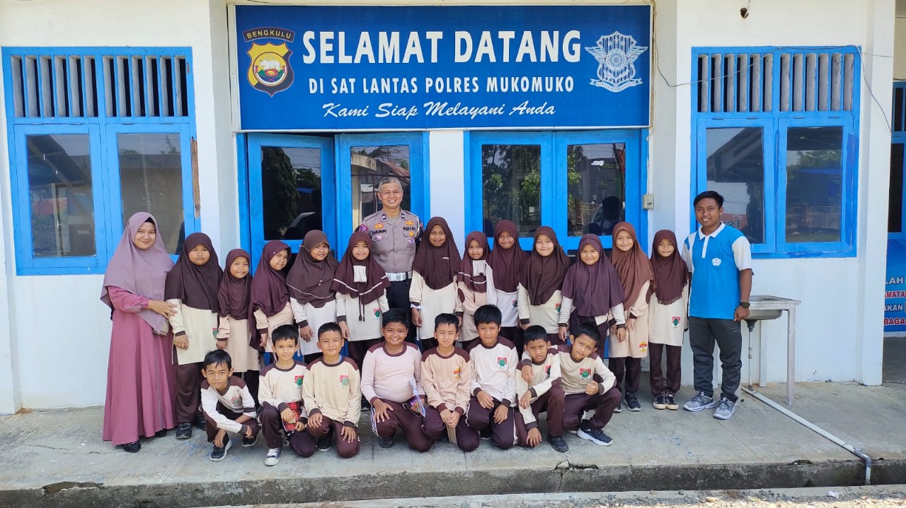Kunjungan ke Kantor Lantas Polres Mukomuko, Siswa SDIT Nurul Ilmi Diajak Mengenal Aturan Lalu Lintas 