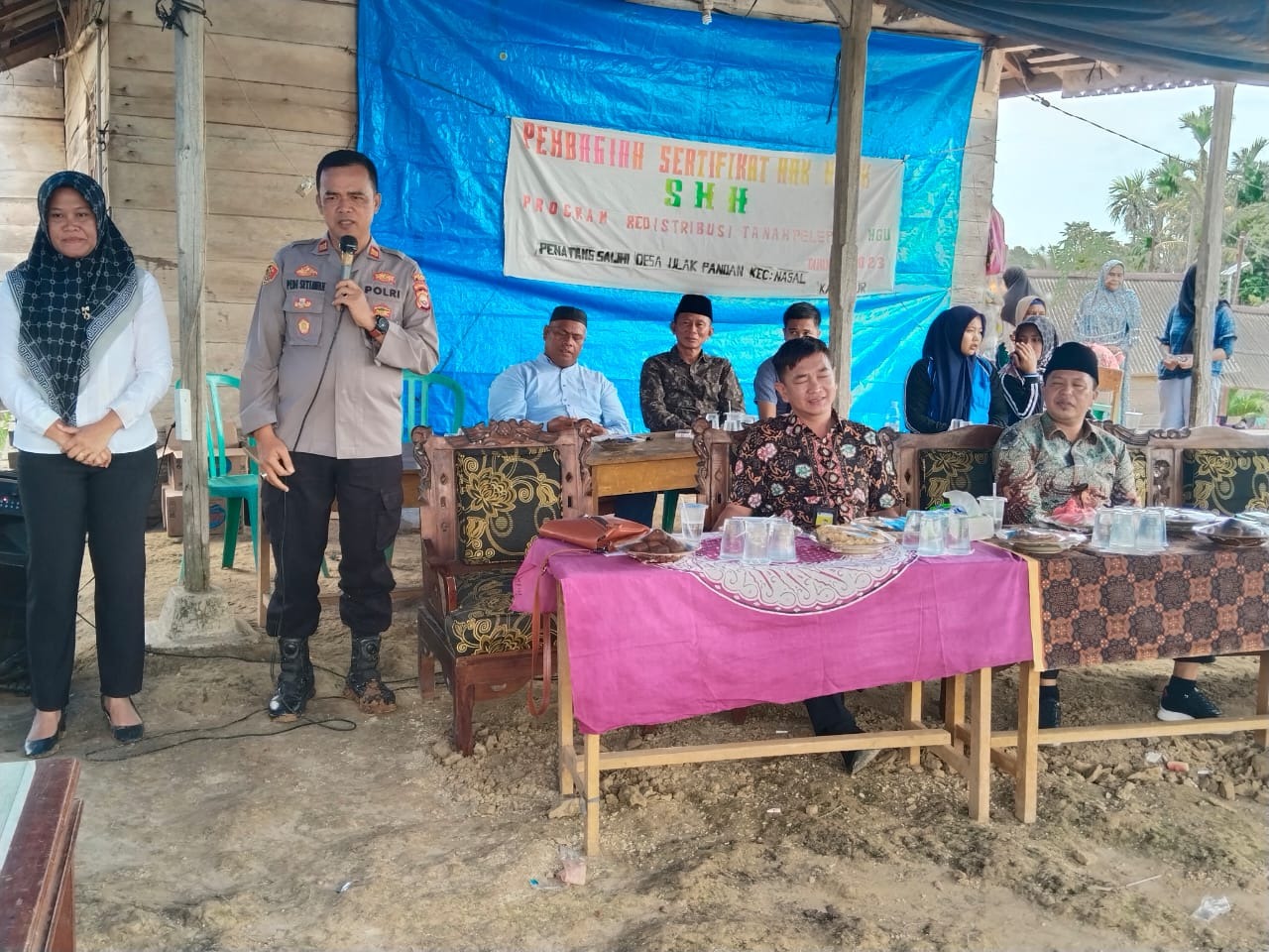 Kapolsek Nasal Hadiri Penyerahan Sertifikat Tanah Oleh Wakil Bupati di Desa Ulak Pandan 