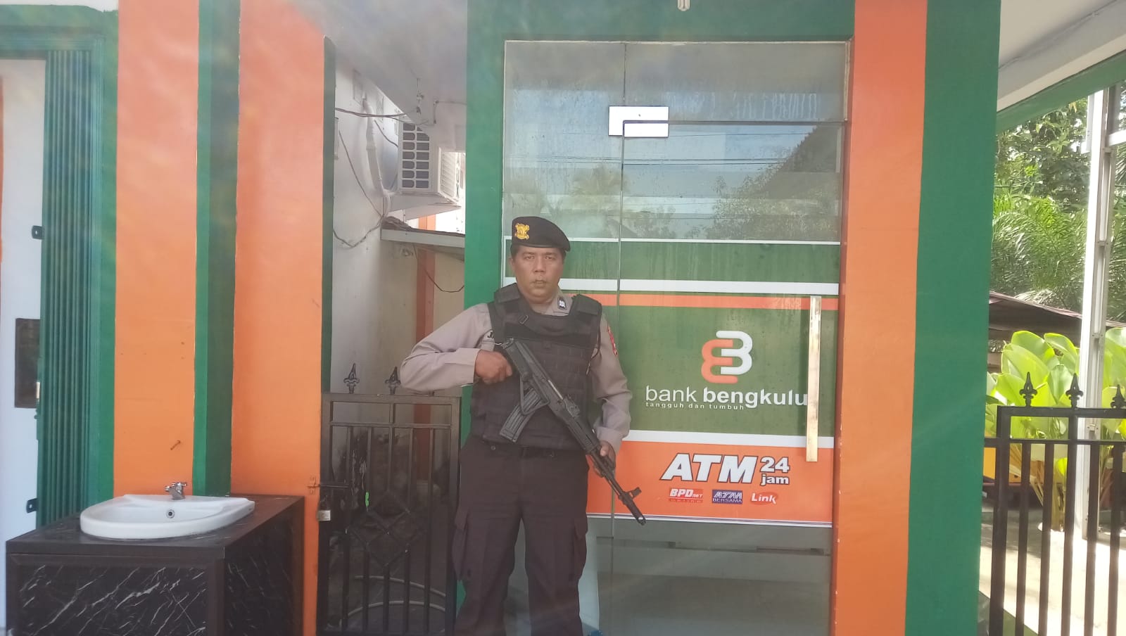 Cegah Tindak Kriminalitas, Polsek Giri Mulya lakukan Pengamanan Obvit Bank Bengkulu Capem Giri Mulya