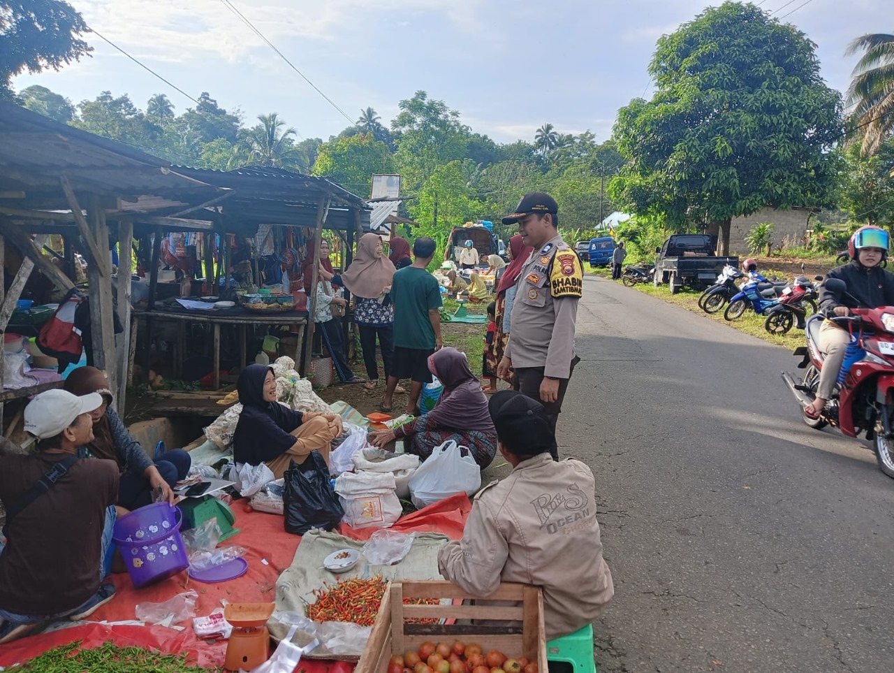 Patroli Sambang di Pasar, Bhabinkamtibmas Polres BU Ajak Warga Sama-sama Jaga Kamtibmas selama Pemilu