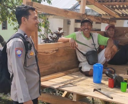 Berikan Pesan - Pesan Kamtibmas, Bhabinkamtibmas Polres BU Sambangi Warga Binaan untuk Sukseskan Pemilu