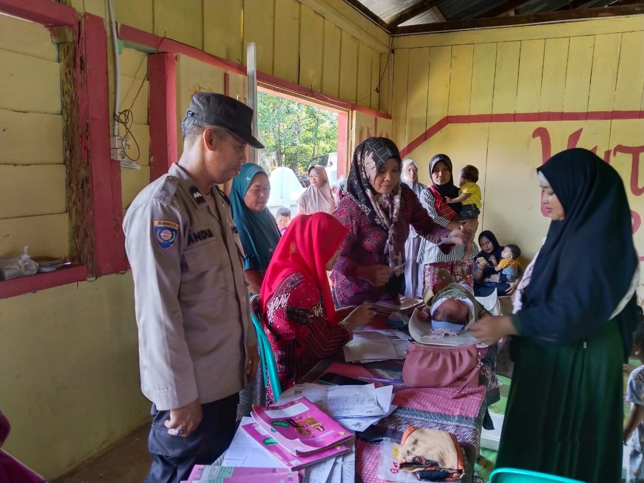 Polisi Peduli Kesehatan Dengan Hadiri Posyandu di Desa Giri Kencana