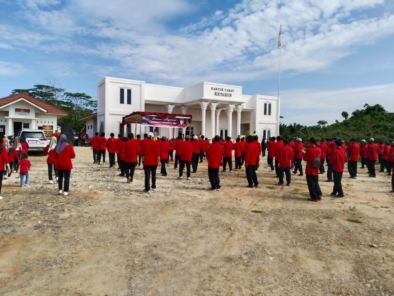 Polsek Ketahun Hadiri Kegiatan Senam Aspirasi Bersama di Halaman Kantor Camat Ketahun