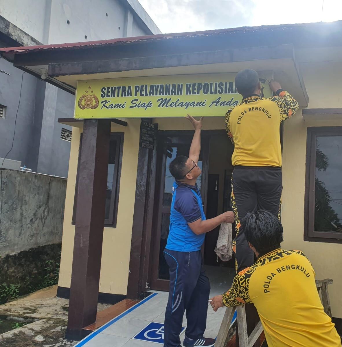 Kegiatan Jumat Bersih Polsek Giri Mulya, Ciptakan Lingkungan yang Nyaman