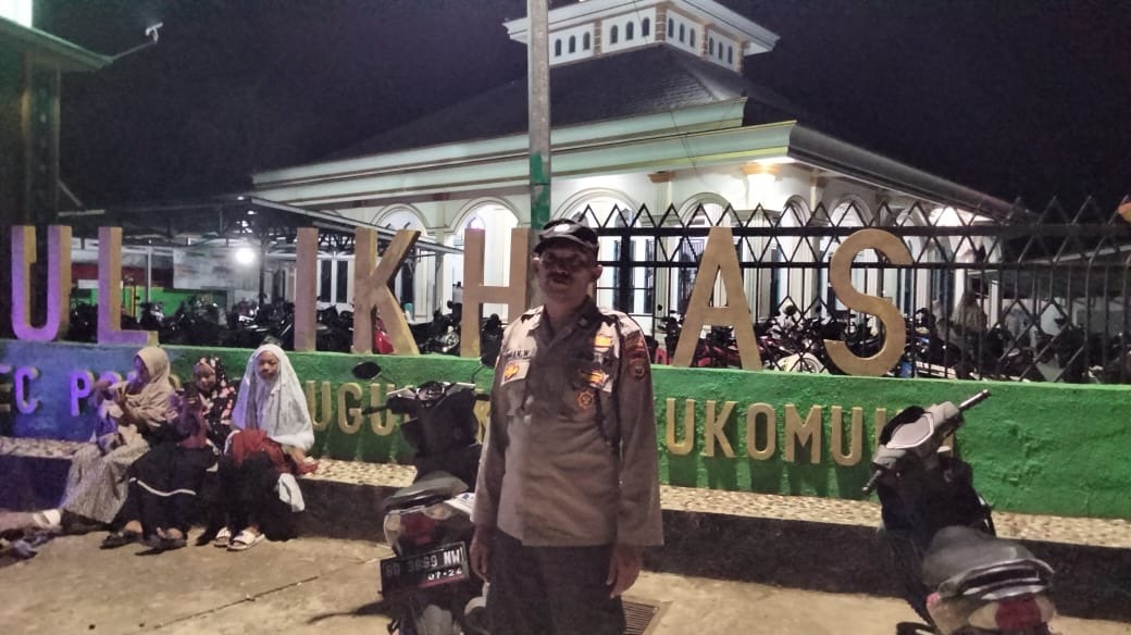 Ciptakan Keamanan di Bulan Ramadhan, Polsek Jajaran Polres Mukomuko Laksanakan Pengamanan Ibadah Tarawih di Masjid 