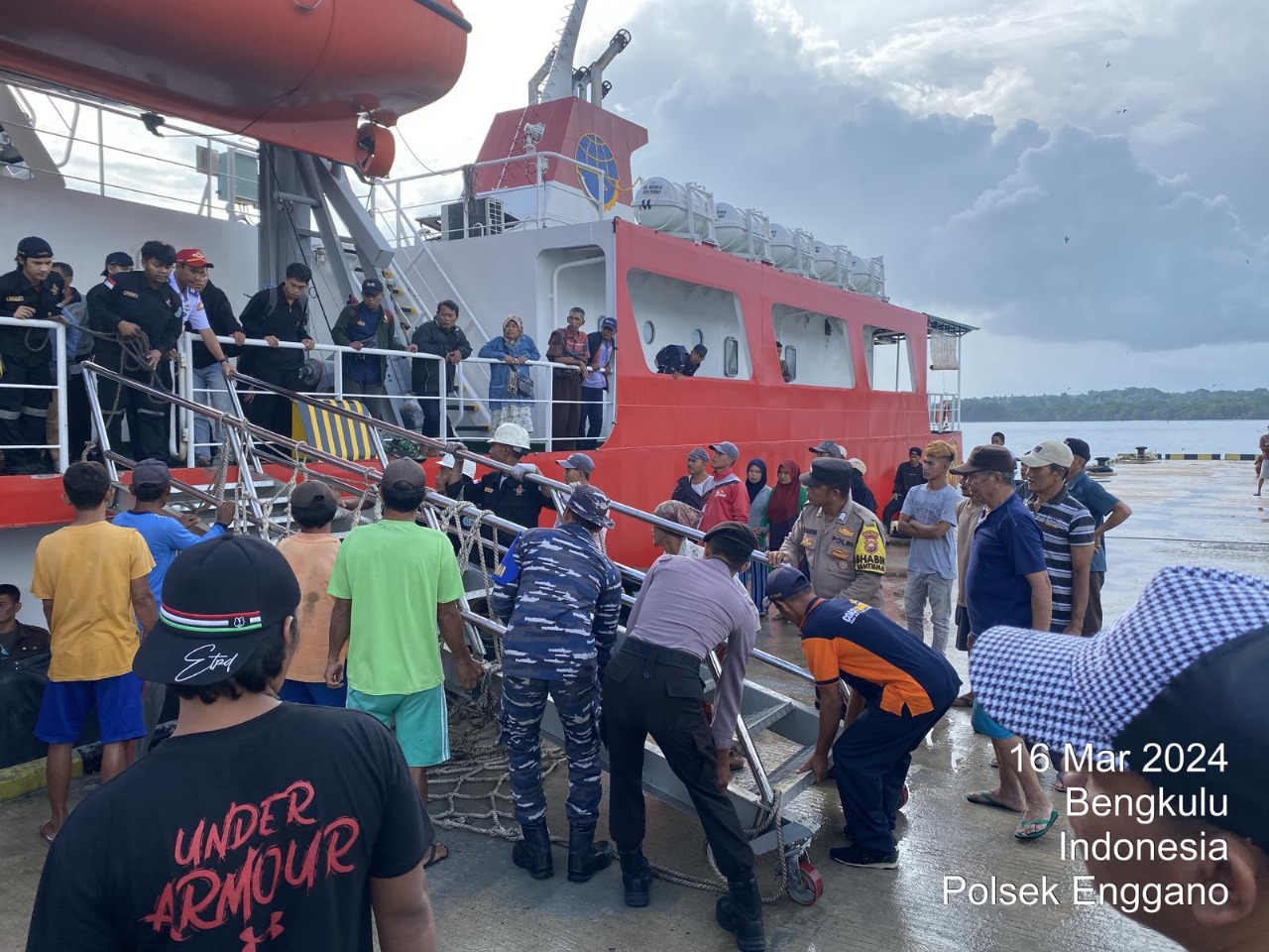 Personel Polsek Enggano Melaksanakan Pengamanan  Kedatangan Perdana Kapal Mh. Thamrin di Pelabuhan Malakoni Enggano