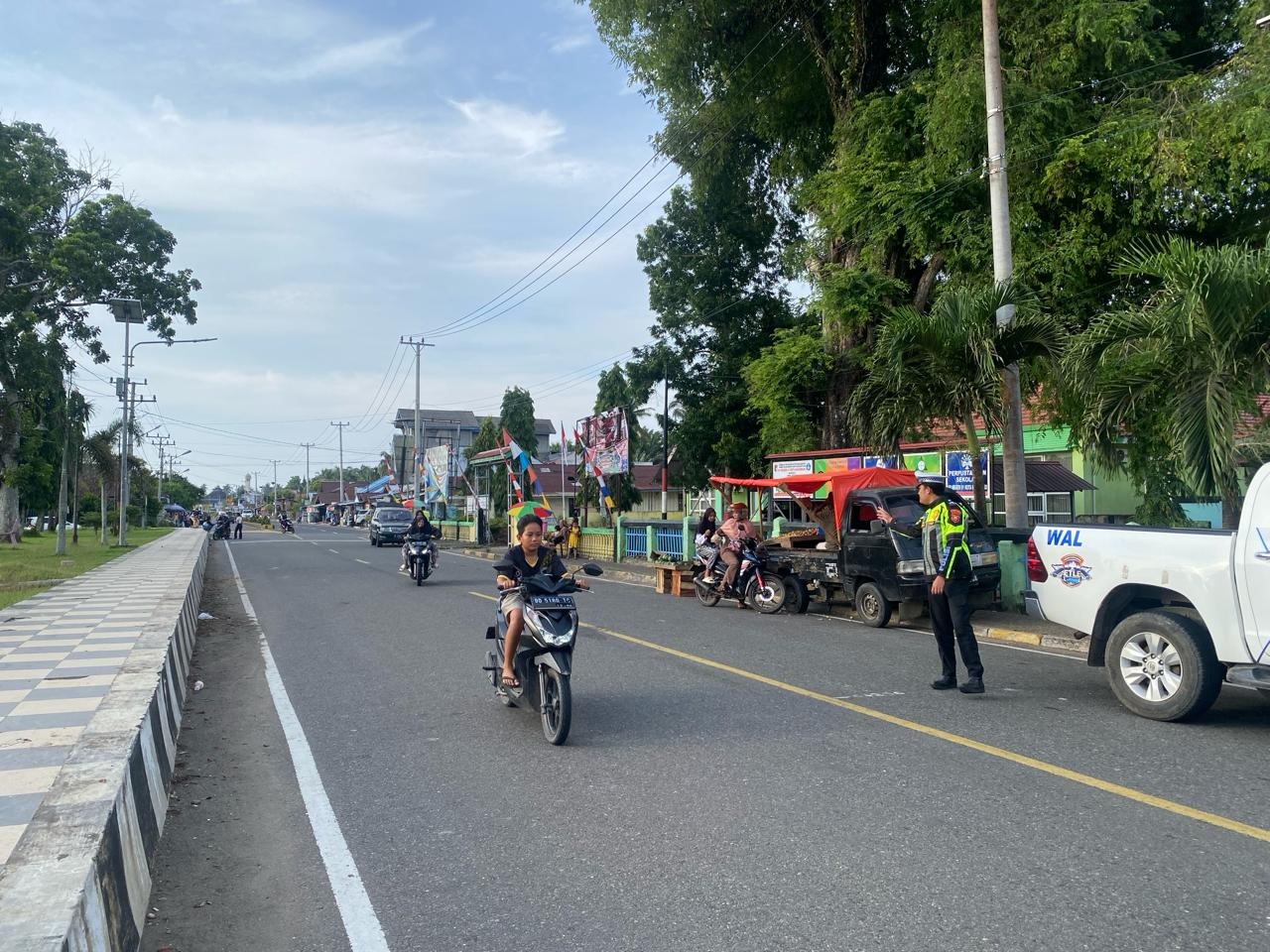 Personel Sat Lantas Polres Mukomuko Laksanakan Pengamanan Arus Lalin di Depan Pasar Tumpah 