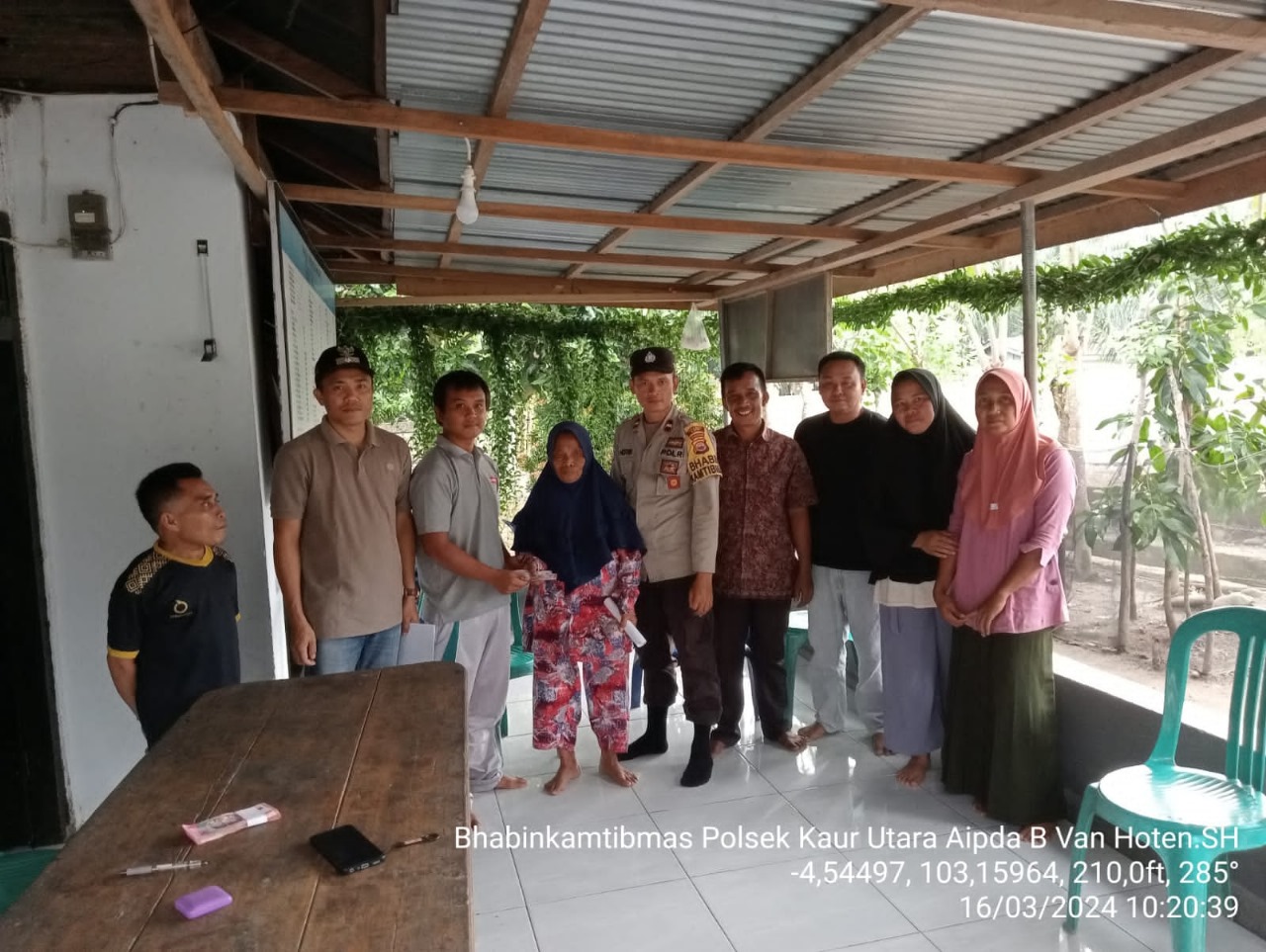 Bhabinkamtibmas Monitoring Penyaluran BLT DD di Desa Ulak Agung 