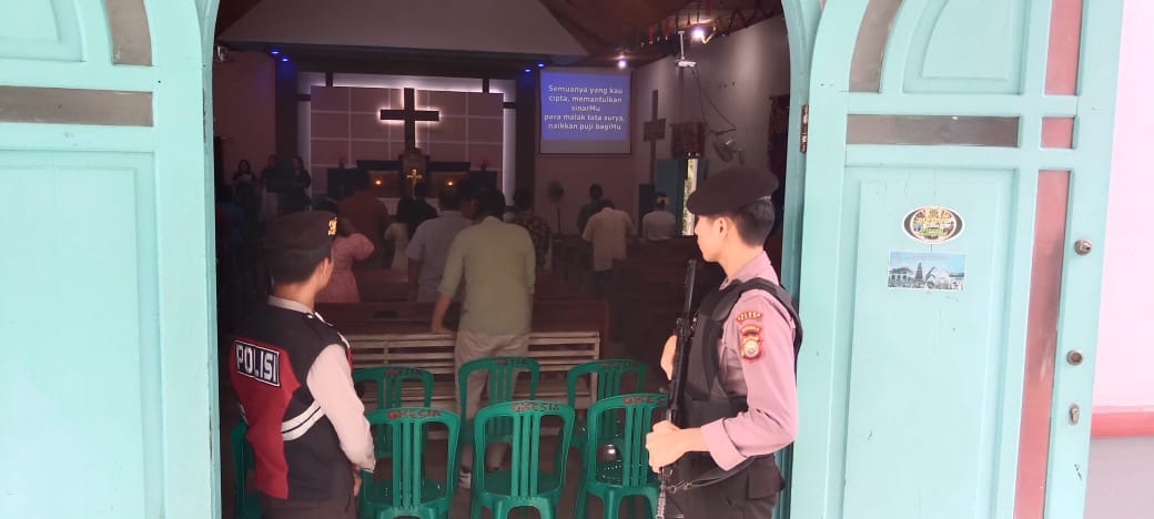 Personel Polres Kaur Laksankan Pengamanan Ibadah Umat Kristiani di Gereja 