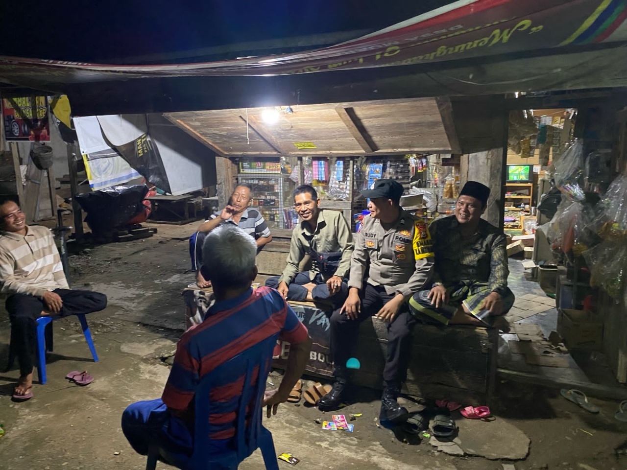 Personel Polsek Muara Sahung Patroli Presisi Diseputaran Pemukiman Penduduk