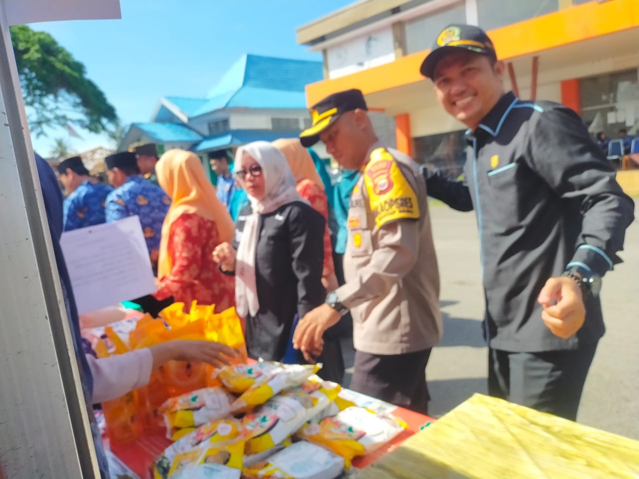 Wujud Pelayanan Kepada Masyarakat, Personel Polres Kaur Monitoring Pasar Murah 