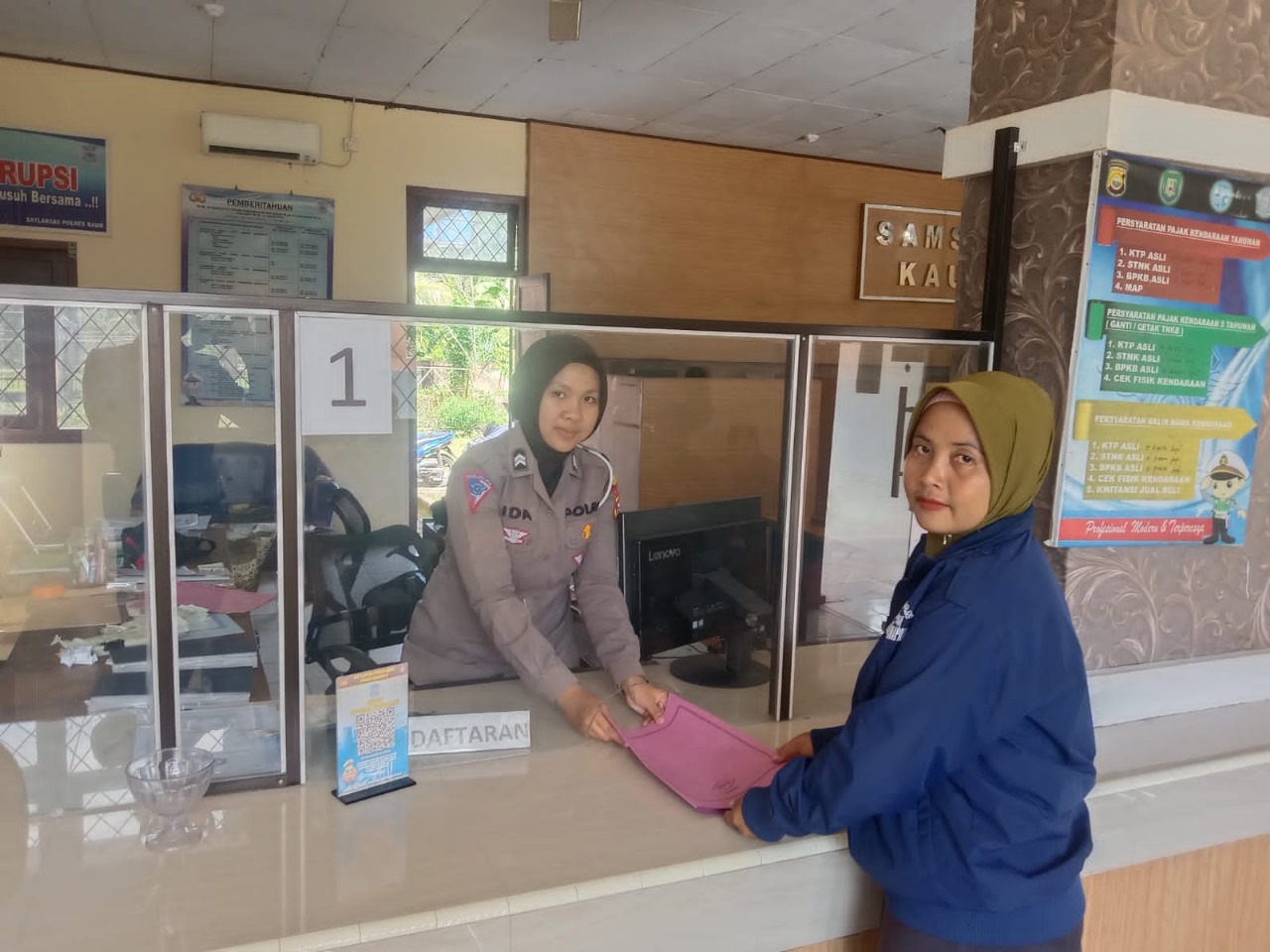 Sat Lantas Polres Kaur Polda Bengkulu Melaksanakan Pelayanan Wajib Pajak 