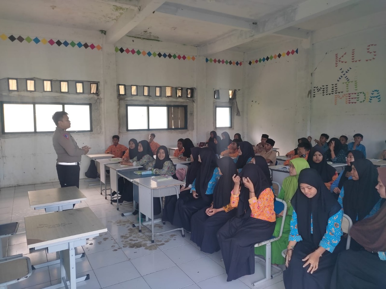 Personel Polres Kaur Police Goes To School di SMK 07, Sampaikan Tata Tertib Berlalu Lintas 
