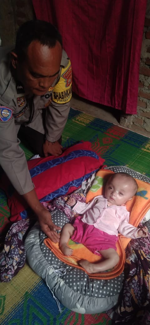 Peduli Kepada Warga Binaan Yang Sakit, Bhabinkamtibmas Polsek Muara Sahung Datangi Warga Binaan  