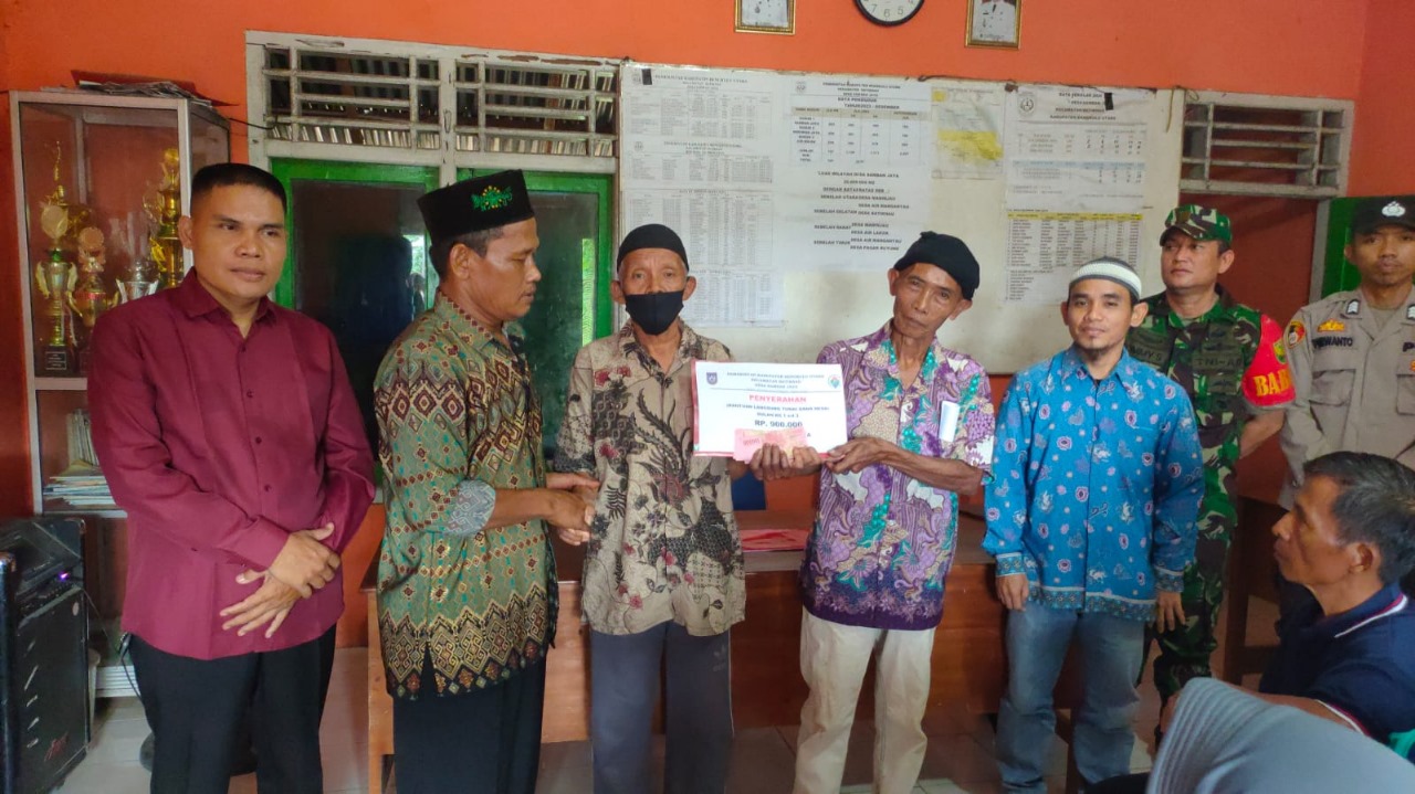 Personel Polsek Batiknau Hadiri Pembagian BLT DD di Kantor Desa Samban Jaya
