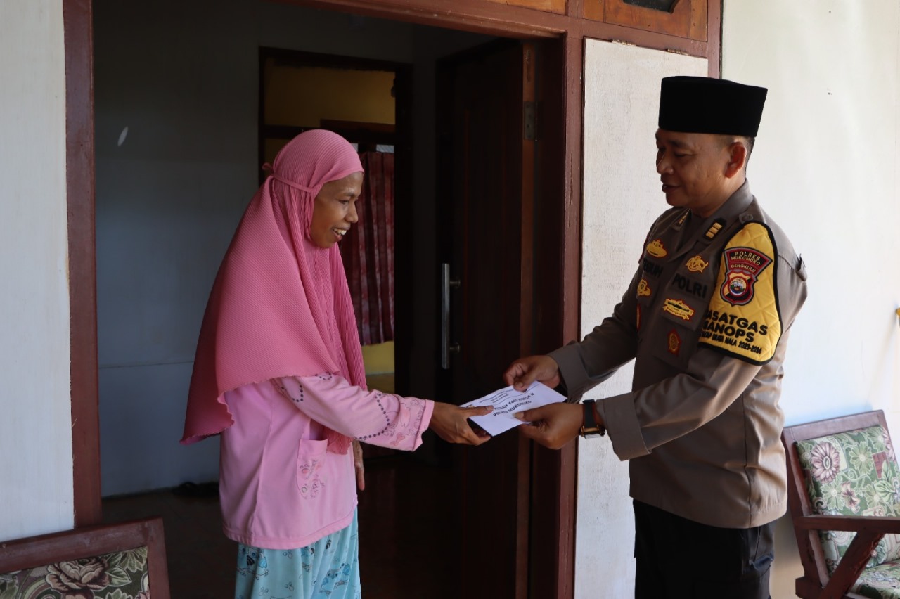 Polres Mukomuko Salurkan Zakat Fitrah Kepada Warga