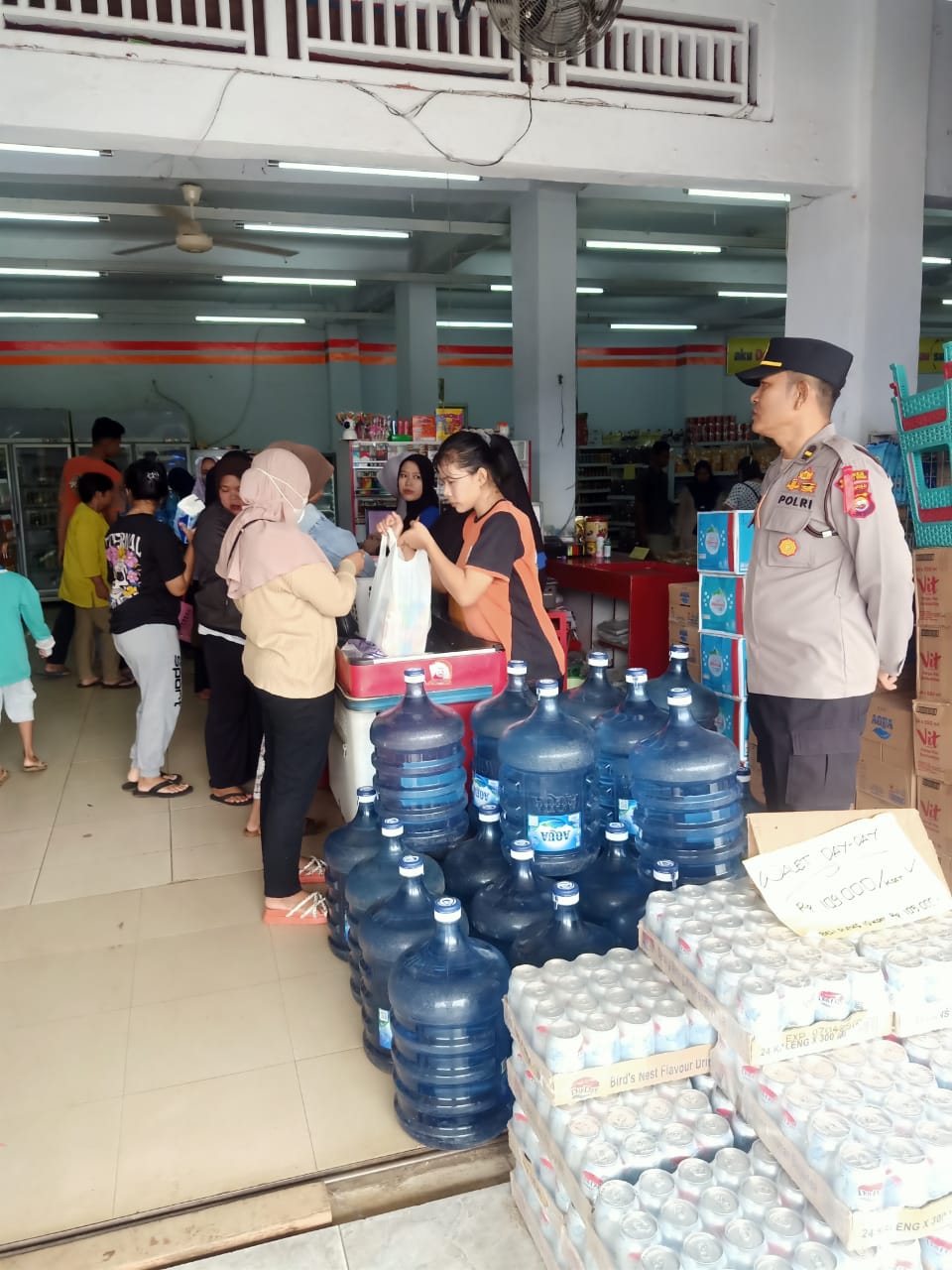 Jelang Idul Fitri Anggota Satbinmas Polres Bengkulu Utara Patroli Sambang di Minimarket 