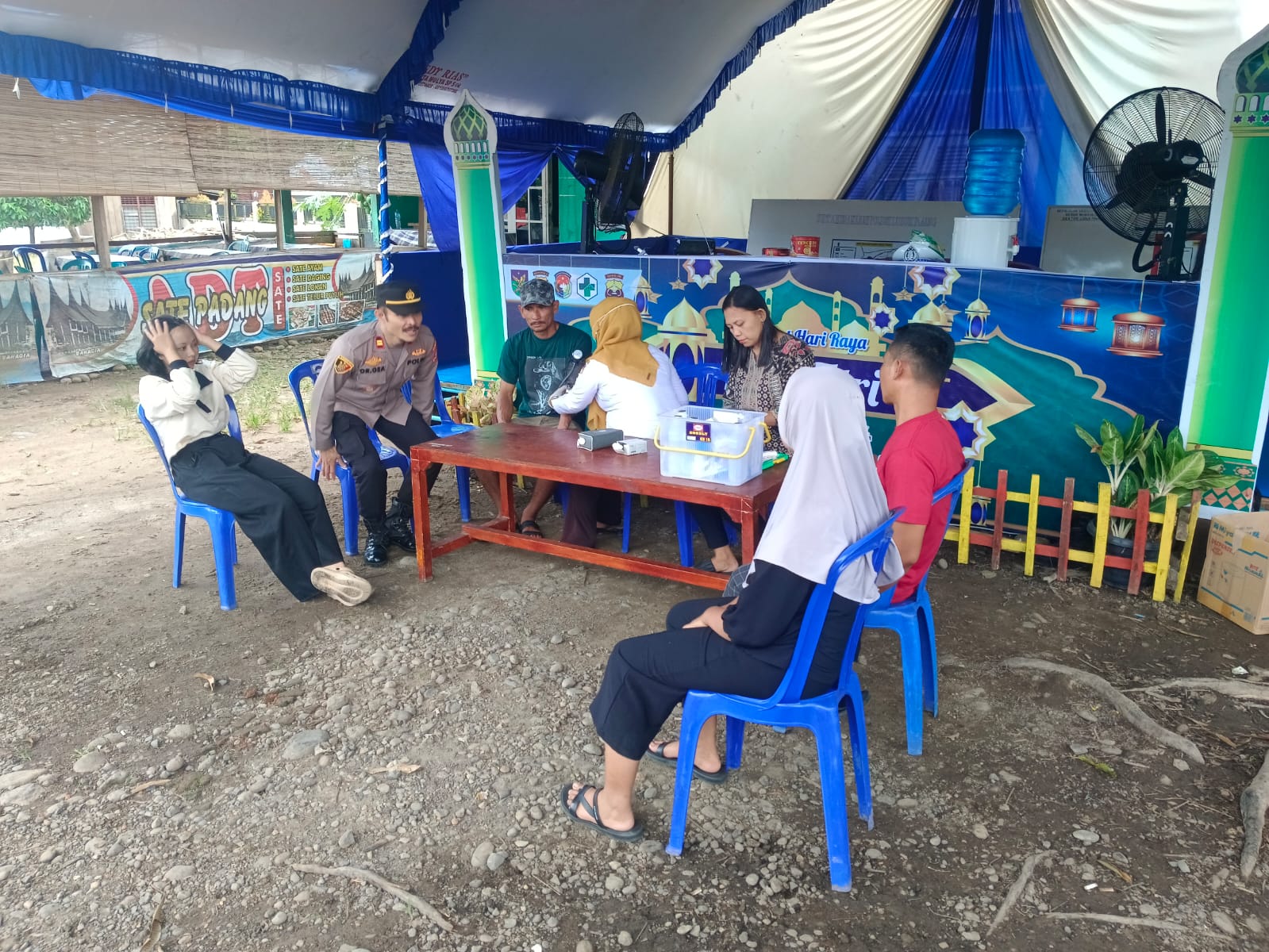 Patut Di Apresiasi, Personel Polres Mukomuko Bantu Supir dan Penumpang Pemudik yang Kelelahan 