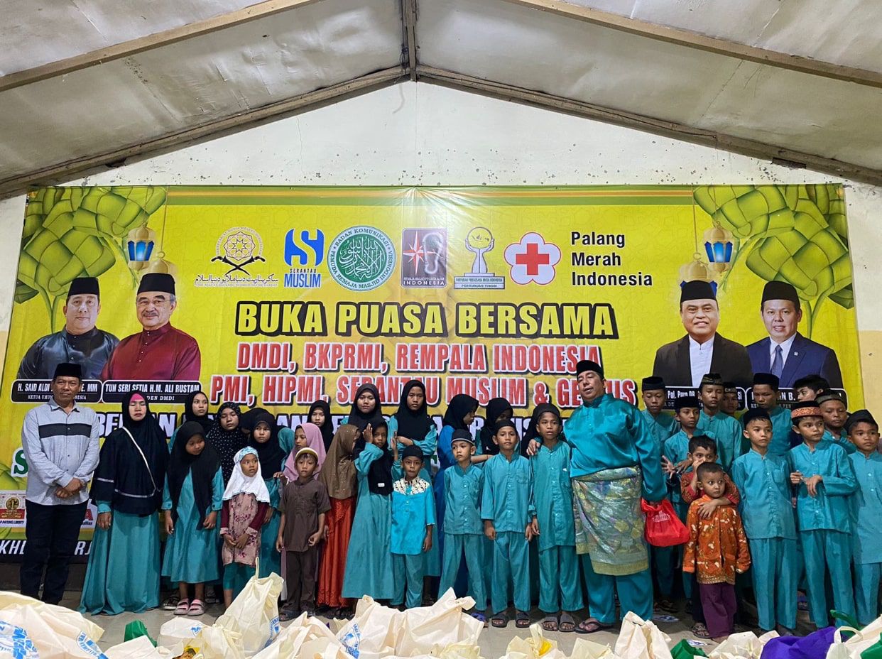DMDI Indonesia dan BKPRMI Bagikan Paket Sembako Idul Fitri kepada Kaum Dhuafa