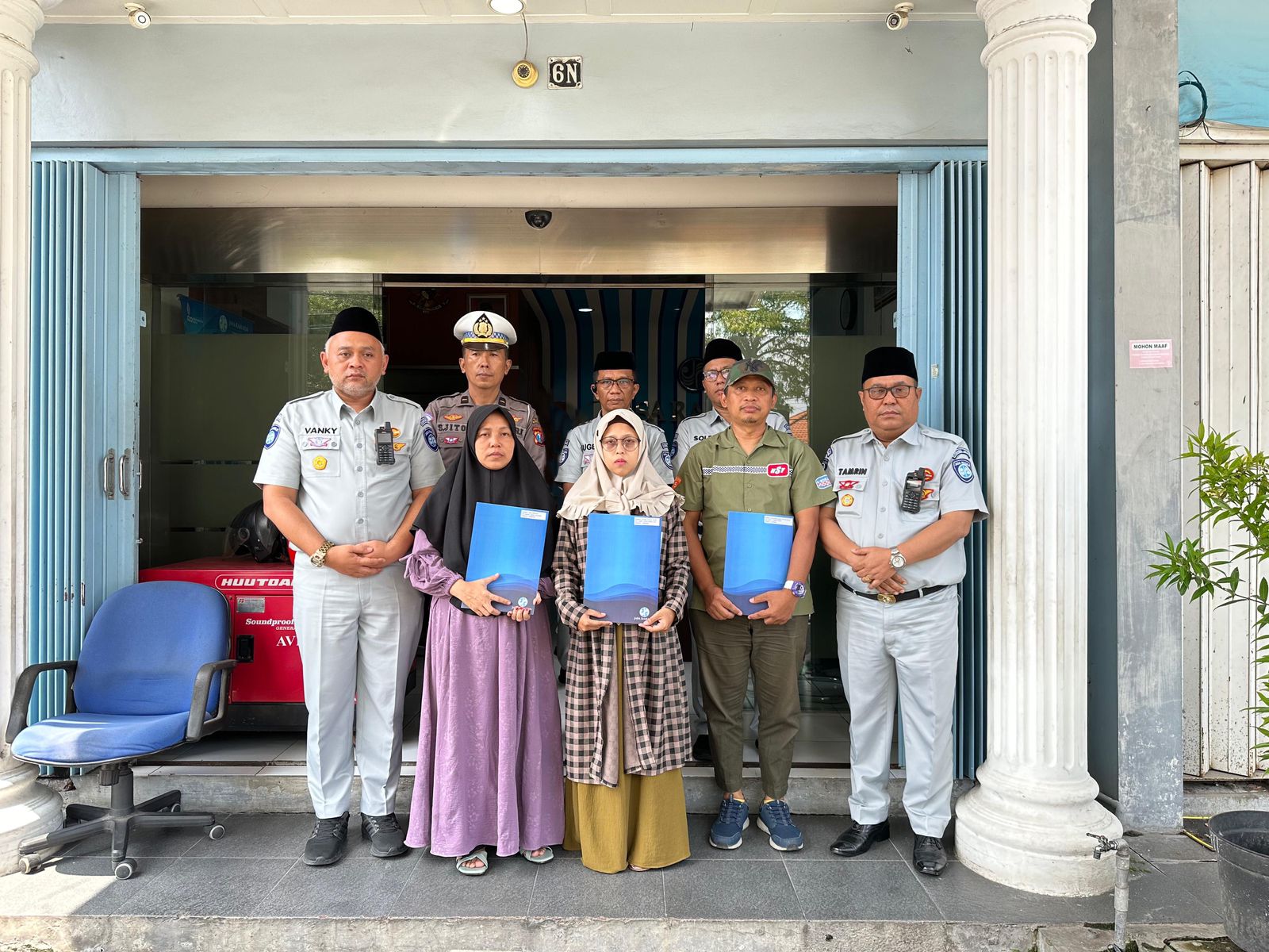Jasa Raharja Serahkan Santunan Korban Kecelakaan di KM 370 A Tol Batang - Semarang