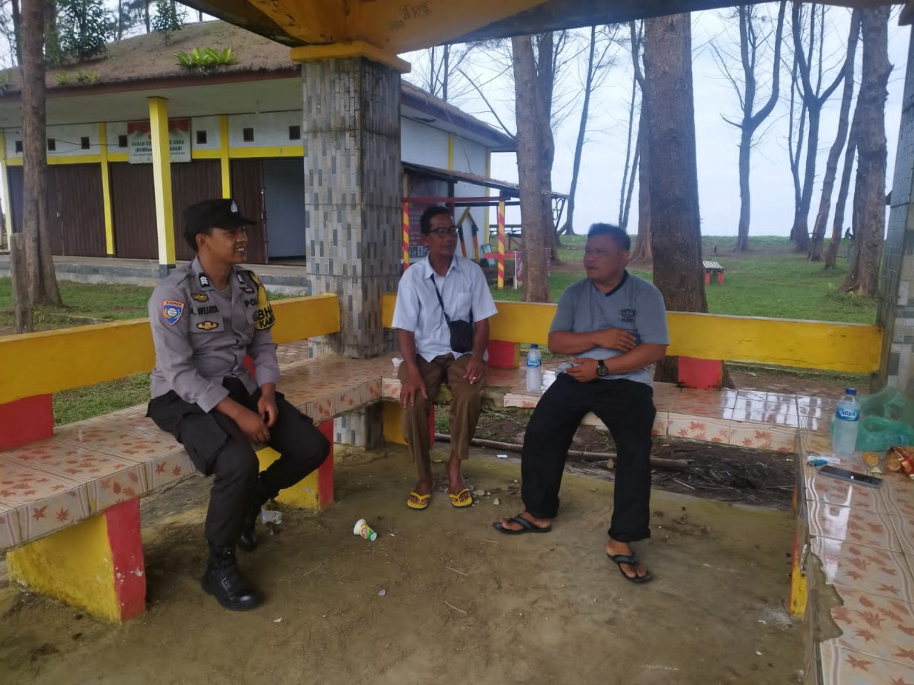 Personel Polsek Maje Laksanakan Pengamanan dan Sampaikan Imbauan Kepada Wisatawan Pantai Danau Kembar 