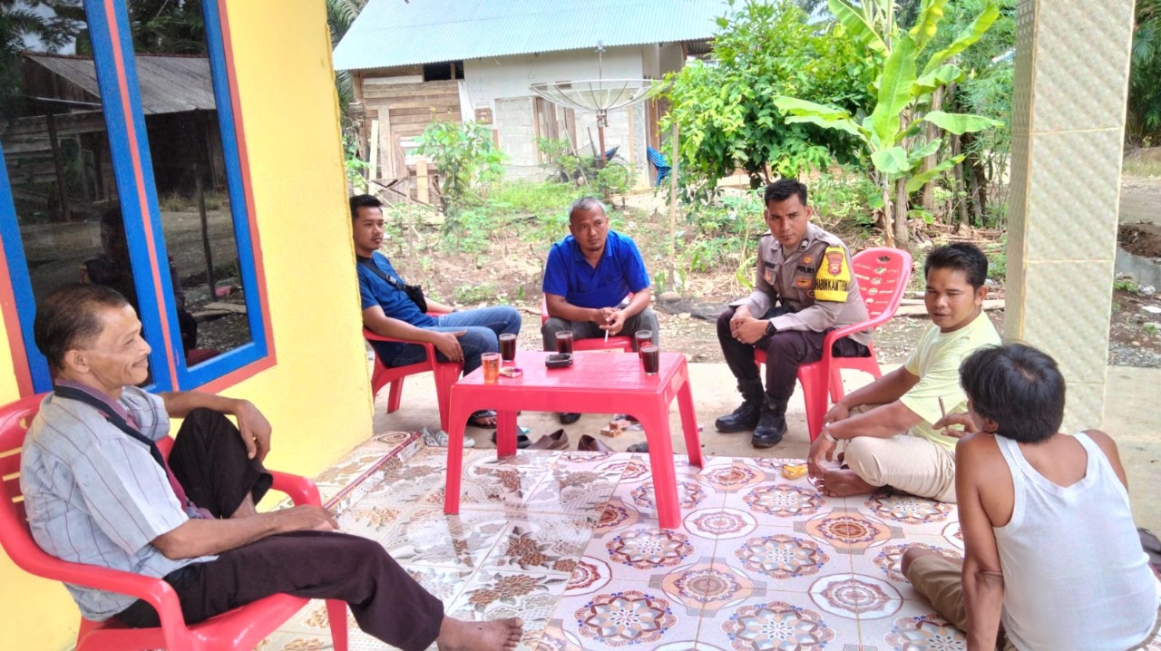 Bhabinkamtibmas Polsek Pondok Suguh Sambang Warga Desa Binaan di Desa Teluk Bakung