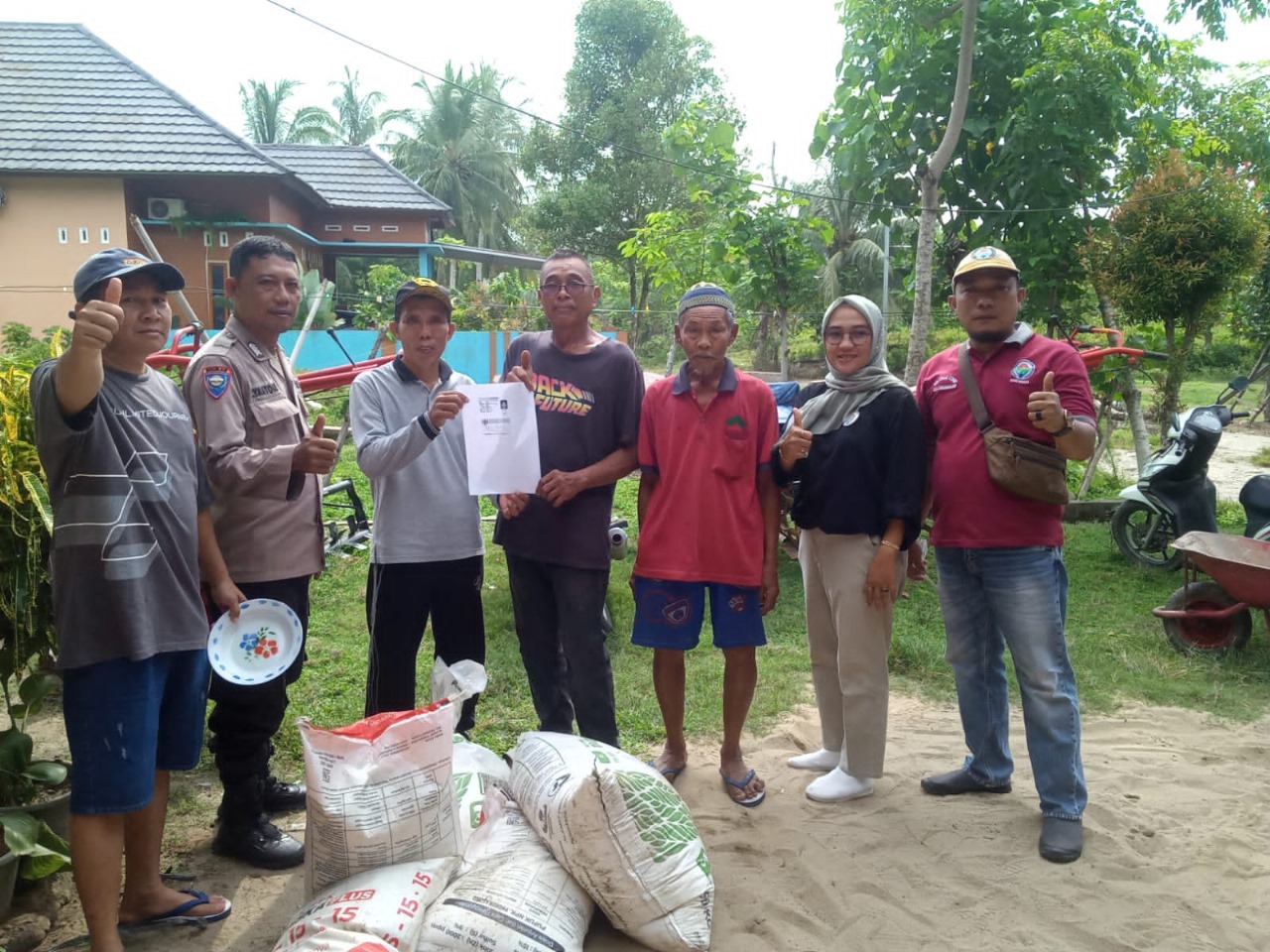 Bhabinkamtibmas Polsek Kaur Selatan Monitoring Pembagian Pupuk dan Racun di Desa Selasih  