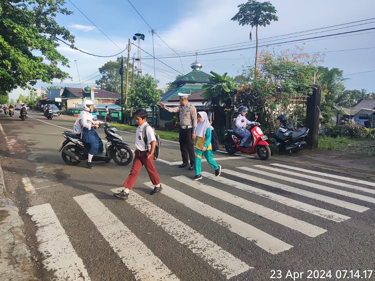 Wujud Kamseltibcar Lantas yang prima, Sat Lantas Polres BU Bantu Menyebrangkan Anak Sekolah
