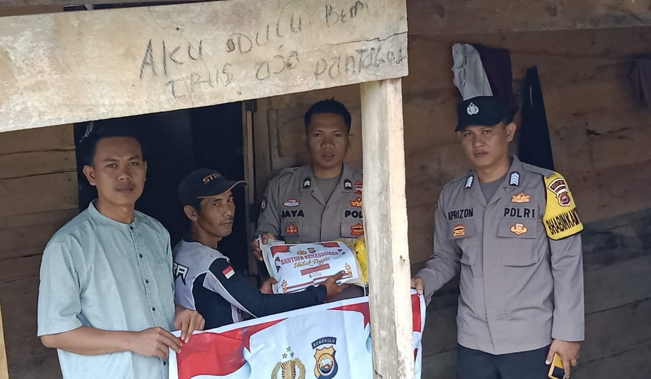 Bantu Warga Kurang Mampu, Polsek Kaur Selatan Bagikan Sembako 